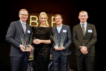 Hotelier des Jahres - AHGZ Moderatorin Judith Rakers mit den diesjährigen Preisträgern: Frank Marrenbach, Alfred Weinzierl und Rudi Kull (v. l.); (Fotograf: Sven Friebe)