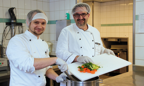 Collin Hoger (l) und Marcus Scherer (r) leiten die Küche im Israelitischen Krankenhaus in Hamburg, Foto: Birga Berndsen