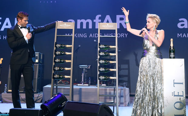 © GettyImages, amfARGalaCannes2014, SharonStone and Kellan Lutz with Moët&amp;Chandon Auction