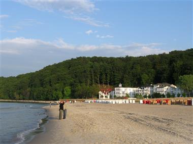 Blick über den Strand zur Granitz, Foto: Kurverwaltung Binz