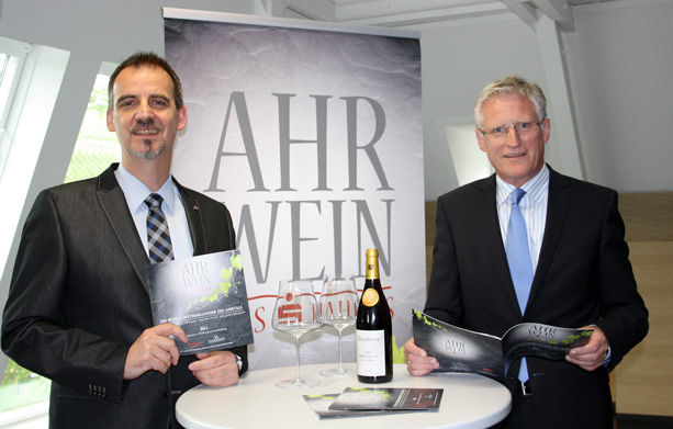 Ahrwein des Jahres 2015 | Alexander Kohnen (l), Inhaber des International Wine Institutes und Dieter Zimmermann (r), Vorstand Kreissparkasse Ahrweiler
