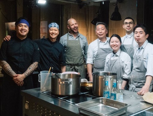 Team Sticks’n’Sushi mit Song Lee (2. von links), Frederick Grun (3. von links), Team Nagaya mit Yoshizumi Nagaya (4. von links) - Foto: Cozy Bratic/Riedel PR