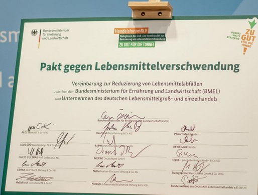 Unterschriften des Bundesminister Özdemir und den Vertreterinnen und Vertretern des Handels unter dem Pakt gegen Lebensmittelverschwendung © BMEL/Schwalm