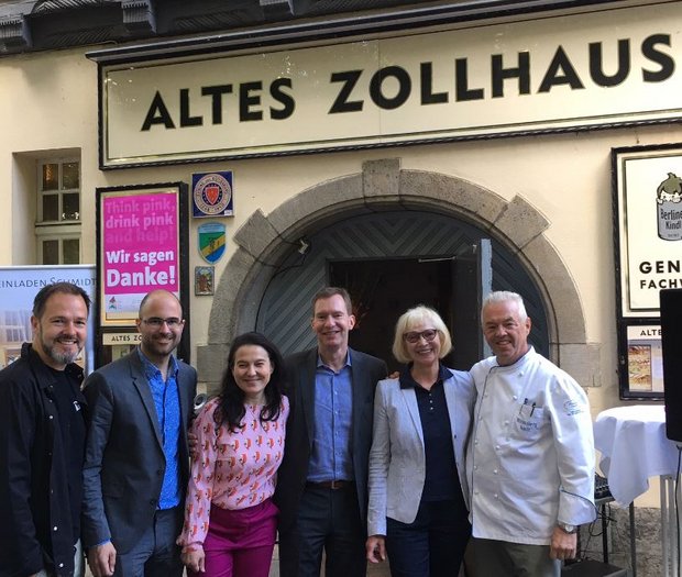 Foto-Galerie Drink pink and help im Alten Zollhaus mit Marco Müller (links), Anja Schmidt (3. von links) und Herbert Beltle (ganz rechts, Foto Niko Rechenberg