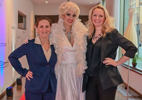 Melanie Borchert, Area Manager Berlin, mit Jennifer Ross-Domas, Head of Marketing - Foto: Eva Oertwig/ARCOTEL