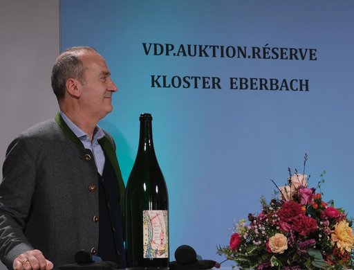 Dieter Greiner mit dem 2019er Steinberger Wild Ferment auf der diesjährigen Versteigerung © Weingut Kloster Eberbach