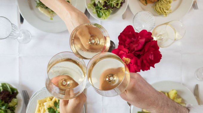 2019 wurden auf dem Heimmarkt mehr als die Hälfte des Weins in Restaurants, Bars, Gasthäusern, Heurigen und Buschenschanken sowie bei Weinfesten abgesetzt © ÖWM / Blickwerk Fotografie