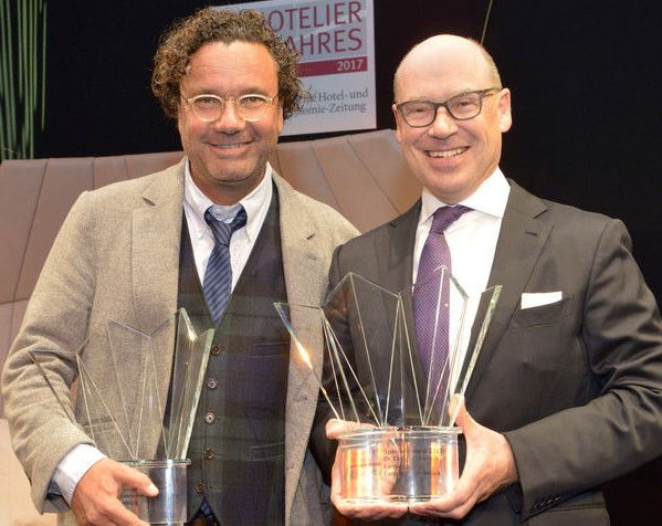 Christoph Hoffmann (l.) von 25hours ist Hotelier des Jahres - Special Award geht an Dr. Christian Harisch von der Lanserhof GmbH. Foto: dfv Mediengruppe