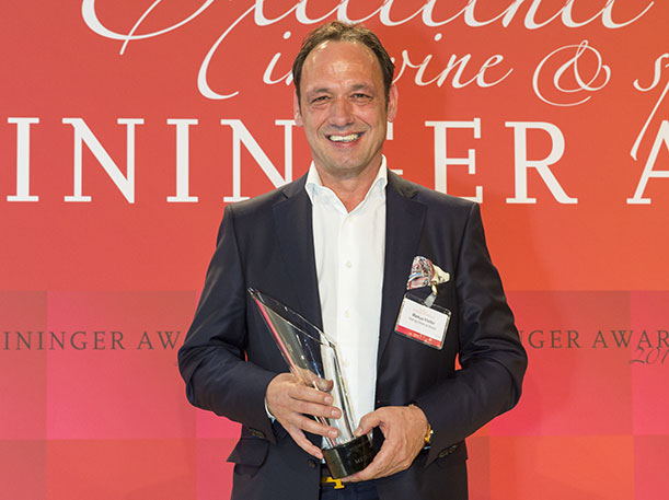 Ausnahmewinzer Markus Molitor freut sich über die Auszeichnung „Weinunternehmer des Jahres national“ © Meininger Award 2017 / Sascha Kreklau