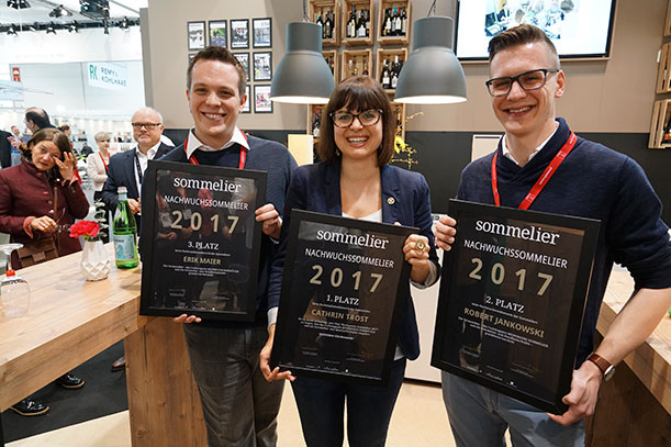 Die Nachwuchssommeliers 2017 nach der Preisverleihung auf der ProWein in Düsseldorf. v.l.n.r: Erik Maier (3. Platz), Cathrin Trost (1. Platz), Robert Jankowski (2. Platz) (Foto: Volker Wiciok)