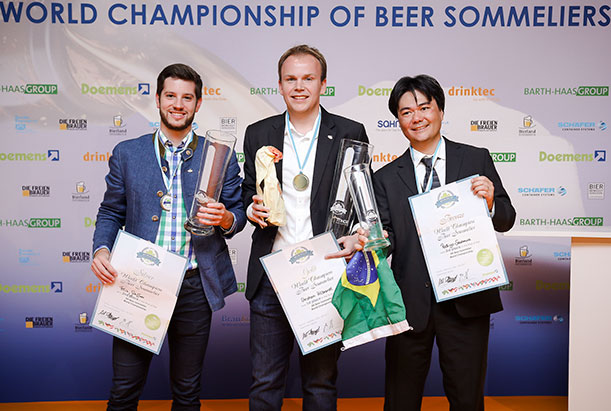 Die besten drei Biersommeliers der Welt: 1. Platz Stephan Hilbrandt (mitte), 2. Platz Felix Schiffner (links), 3. Platz Rodrigo Sawamura (rechts) (Foto: Doemens/PHOTOGRAPHY by andreas grieger)