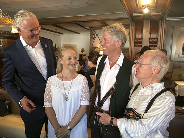 Die drei Bürgermeister der Stadt, Kisten Hieble-Fritz (3. Bürgermeisterin), Felix Schwaller (1. Bürgermeister) und Erwin Kühnel (2. Bürgermeister), freuen sich über die neue Führung im Romantik Hotel Lindner.