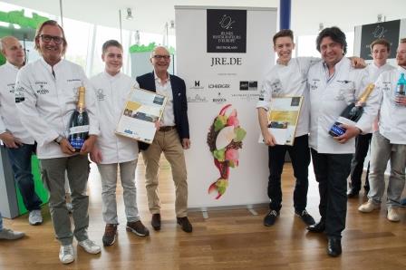 Die Jury hat entschieden: Frank Buchholz (l.), Wolfgang Lautz (m.) und JRE-Präsident Alexander Dressel (r.) mit den stolzen Siegern.