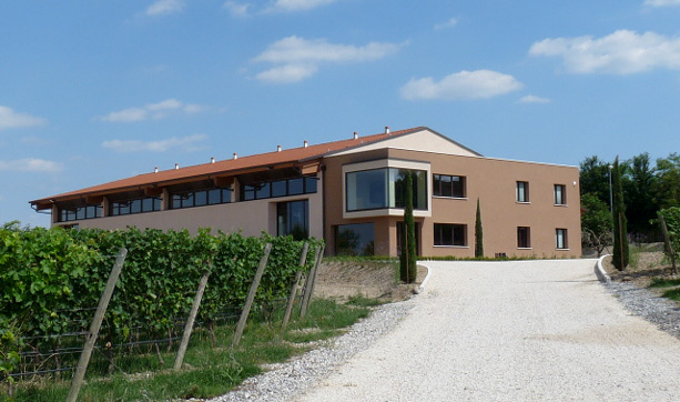 Azienda Agricola Montonale | Weinkeller aus Stroh