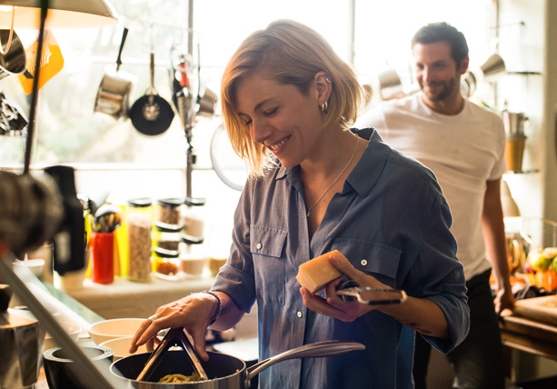 Liebe geht auch bei Chefköchen durch den Magen: Helene (Sienna Miller) und Adam (Bradley Cooper) beim gemeinsamen Kochen. © WILD BUNCH GERMANY GmbH 