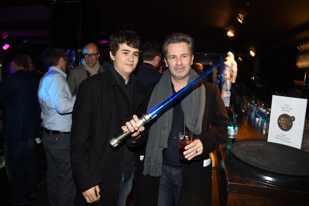 Timothy Peach und Sohn Nelson auf der Offiziellen Star-Wars-Premieren-Party 16.12.2015 im Puro Berlin. Copyright: Star Press