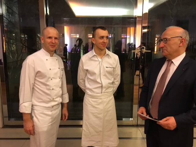 Chefkoch Wilfried Bancquart (mitte) mit Sternekoch Roel Lintermans vom Waldorf Astoria Berlin und Botschafter Philippe Etienne