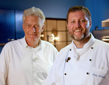 Max Moor (li.) und Oliver Heilmeyer in der blauen Küche des Hotels zur Bleiche © rbb/M. Michales