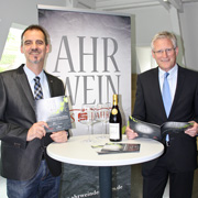 Ahrwein des Jahres 2015 | Alexander Kohnen (l), Inhaber des International Wine Institutes und Dieter Zimmermann (r), Vorstand Kreissparkasse Ahrweiler