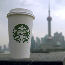 Ein Symbol der Globalisierung: Starbucks ist nicht nur vor der Skyline Shanghais zu finden, sondern hat sich in 75 Ländern etabliert. © Premières Lignes