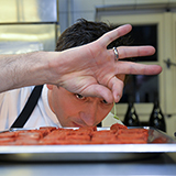 Azubi-Tag der Jeunes Restaurateurs: Daniel Fehrenbacher ist mit Leidenschaft bei der Arbeit, Foto © JRE