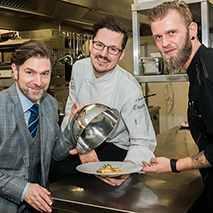 Clemens Lutz (li, Organisator Kochsternstunden), Sebastian Bellmann (Chefkoch Bülow´s Bistro), Elvis Herbek (re. Restaurant finesse), Foto: THIEL Public Relations
