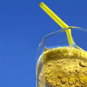 Wasserbranche hofft auf heißen Sommer | Luxus-Getränke im Trend | Wissenswertes über Mineralwasser, Foto: Bilderwerk/pitopia