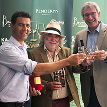 Penderyn Whisky-Tasting in Siek: (v.l.) Giancarlo Bianchi, Exportleiter von Penderyn, Jim Murray, Whisky-Experte, und Rudolf Knickenberg, Geschäftsführer von Schlumberger