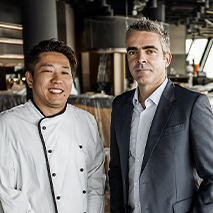 Küchenchef Masanori Ito und Nicolas Alexandre Talon (Senior Vice President F&B Development bei der Betreibergesellschaft Centro Hotels); © QOMO-Restaurant-Bar