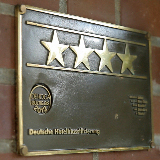 Eine seit 2012 abgelaufene Sterneplakette, Foto © ZDF / Stephan Thöne