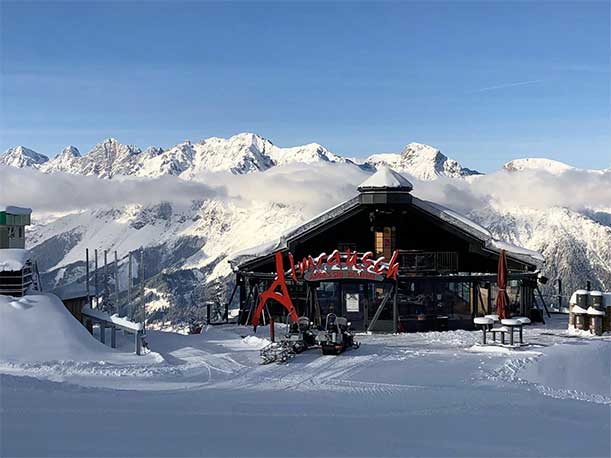 Auch auf der Planai können die Gäste ihren Skitag in einer Top-Location ausklingen lassen: Die Après-Ski-Bar “Almrausch” bietet künftig Platz für bis zu 400 Partylöwen. Foto © Thomas Knaus