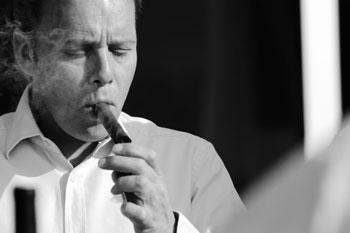 Robert Payr beim Cigarren-Genuss (c) Steve Haider