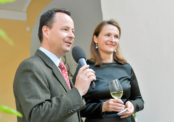 Michael Moosbrugger und Gattin Eva Moosbrugger beim Begrüßen der Gäste © Robert Herbst 