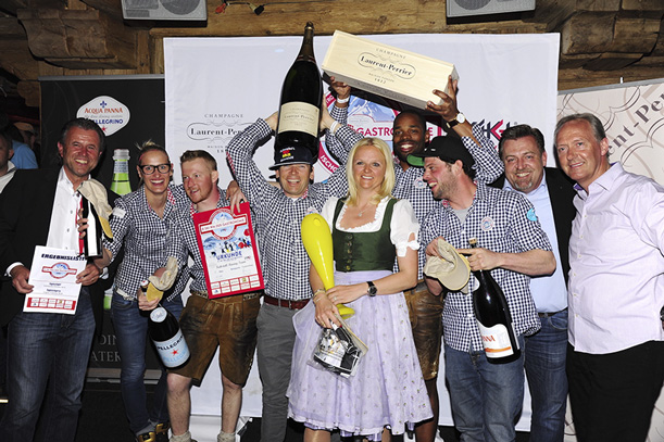 SKI-WM der Gastronomie 2016 Siegerparty in der Tenne mit Kuhstall-Racing-Team, Sieger-Teamwertung Tag 2
