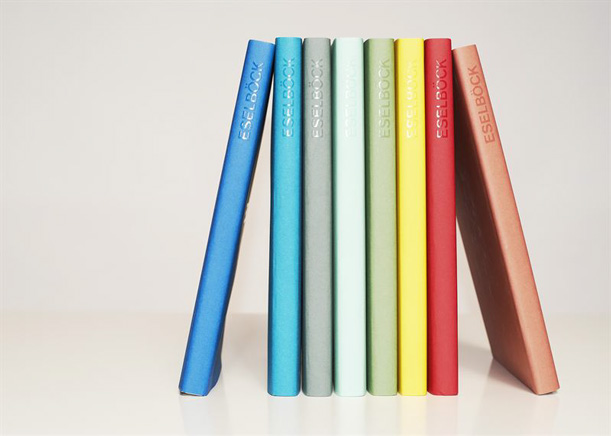 Das Buch erscheint in acht verschiedenen Farbeinbänden © Philipp Horak 