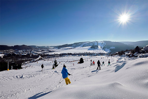 Wintertourismus und Klimawandel | Weißes Band in grüner Landschaft, Foto © Skigebiet Willingen