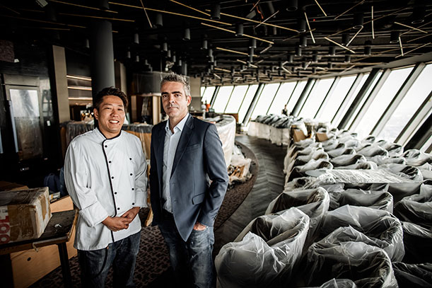 Küchenchef Masanori Ito und Nicolas Alexandre Talon (Senior Vice President F&amp;B Development bei der Betreibergesellschaft Centro Hotels); © QOMO-Restaurant-Bar