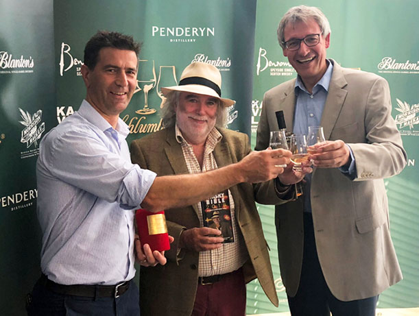 Penderyn Whisky-Tasting in Siek: (v.l.) Giancarlo Bianchi, Exportleiter von Penderyn, Jim Murray, Whisky-Experte, und Rudolf Knickenberg, Geschäftsführer von Schlumberger 