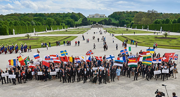 Ein wahrlich seltenes Schauspiel war im Schlosspark Schönbrunn zu erleben. 37 bunte Flaggen säumten den Festzug der 34 europäischen und drei afrikanischen Top-Sommeliers. Foto © Erich Reismann