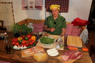 Wer zaubert die beste Mahlzeit? Beff Buddy Chakall mit Rinderhüftsteak und frischen Zutaten. © ZDF, Foto: Endemol