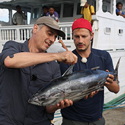Christian Rach, Tim Niedernolte (v.l.) auf Thunfischfang in Indonesien, © ZDF / Nils Laschin