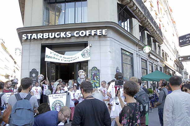 Starbucks ungefiltert: ATTAC-Anhänger demonstrieren vor der Filiale an der Pariser Oper. © Premières Lignes