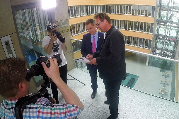 Reporter Andreas Baum im Gespräch mit Marcus Luthe vom DEHOGA Bundesverband, Foto © ZDF / Stephan Thöne 