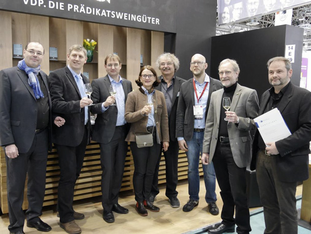 Feierliche Übergabe der Zertifikate an die frischgebackenen VDP.Weinkulturexperten Ulrich Greis, Jan Kreutz, Michael Krömker, Carsten Kaßburg und Hans S. Thum.