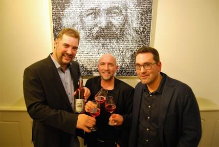 Maximilian von Kunow (links) präsentiert seinen neuen Rosè mit Kunstetikett von SAXA (Mitte) in Kooperation mit Carlos Marx (rechts) von der Galerie Kaschenbach im Karl-Marx-Haus in Trier