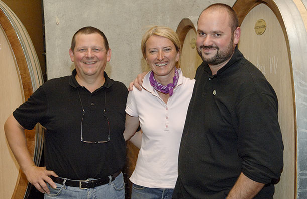 Thomas Teibert (r.) und Doris & Joachim Christ stehen in der 11. Weinlese und feiern somit das 10jährige Bestehen des Weinguts in Calce im französischen Roussillon. 