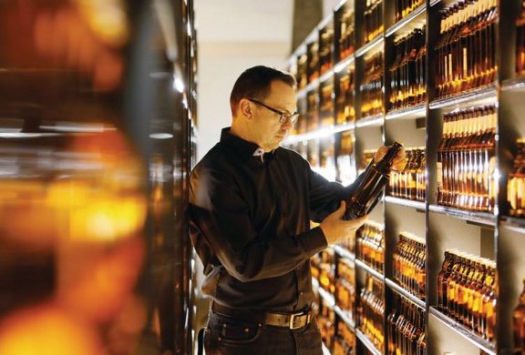 Qualitätskontrolle im Rückstellraum der Brauerei Foto: Bitburger 