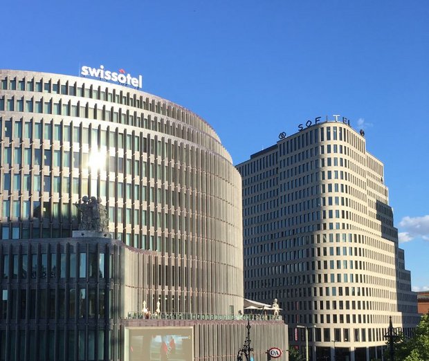 Das elegante Sofitel Berlin am Kurfürstendamm,  im Vordergrund das ehemalige swissotel, das derzeit zu Büros und Wohnungen umgebaut wird. Foto: Rechenberg