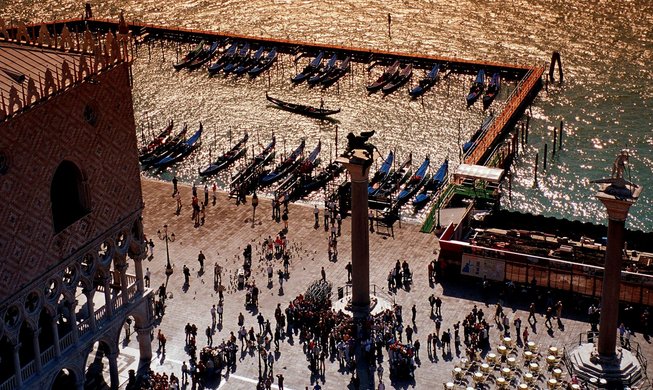 Toruristen und Gondeln am Markusplatz in Venedig Foto: IMAGO / imagebroker