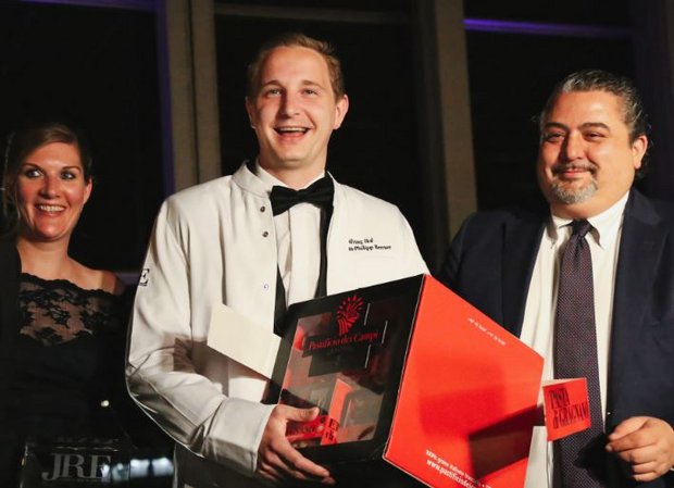 Jan-Philipp Berner freut sich über die Auszeichnung als „Talent des Jahres“. Links im Bild Nicole Lehmann, rechts Giuseppe Di Martino (Pastificio dei Campi). Foto: JRE/Emilie Thissen